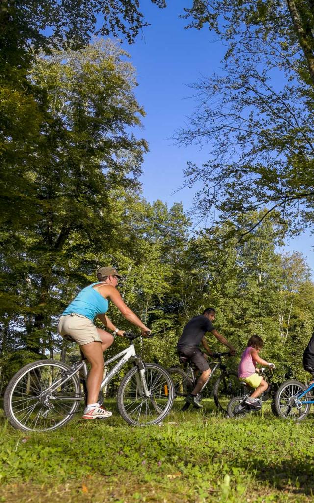 Promenade en famille à vélo à Lourdes