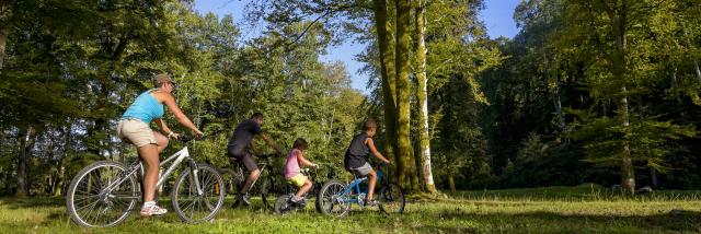 Promenade en famille à vélo à Lourdes