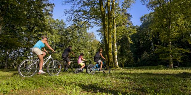 Promenade en famille à vélo à Lourdes