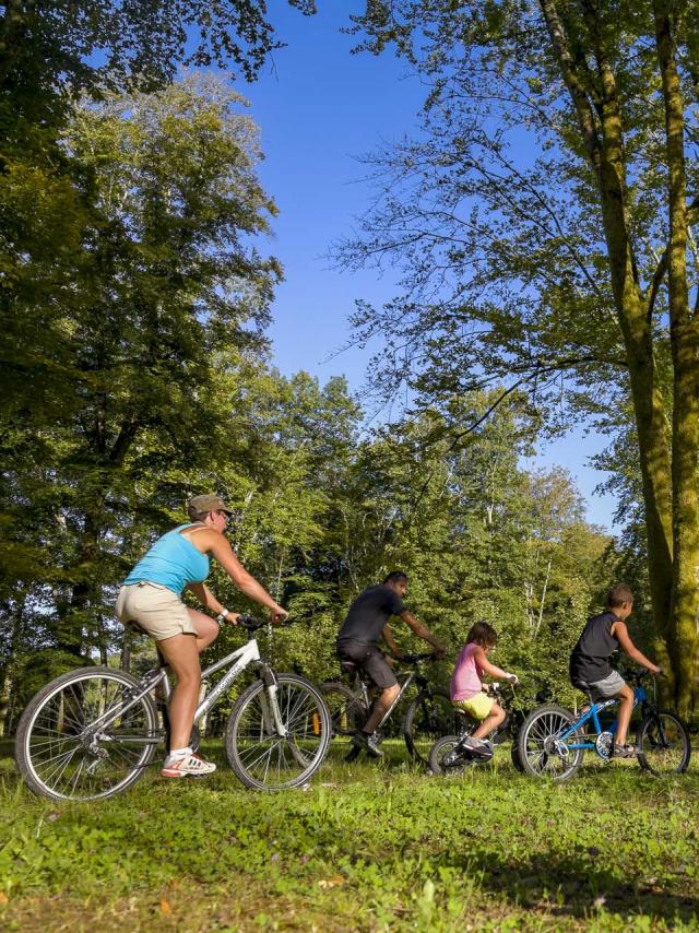 Promenade en famille à vélo à Lourdes