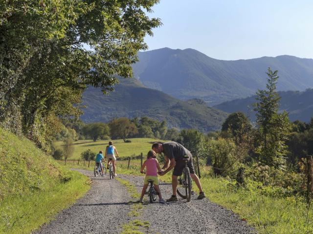 Balade en vélo avec des enfants à la sortie de Lourdes