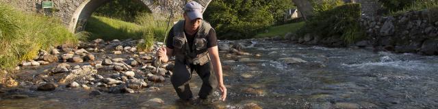 Pêche de la truite à la mouche dans un gave des Pyrénées proche de Lourdes