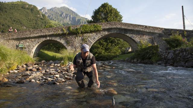 Pêche de la truite à la mouche dans un gave des Pyrénées proche de Lourdes