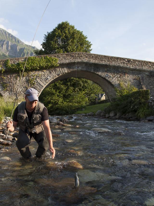 Pêche de la truite à la mouche dans un gave des Pyrénées proche de Lourdes