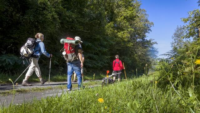 Pèlerins sur le GR78 vers Saint Jacques de Compostelle aux abords de Lourdes