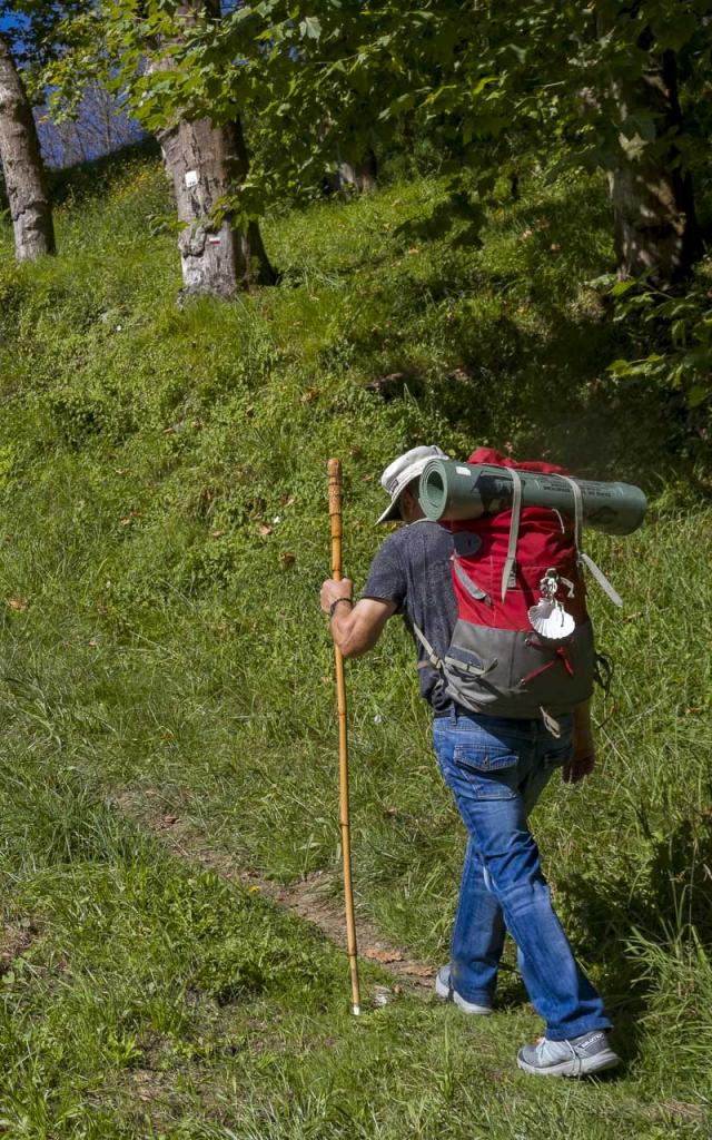 Pelerins sur le chemin de Saint Jacques de Compostelle aux abords de Lourdes