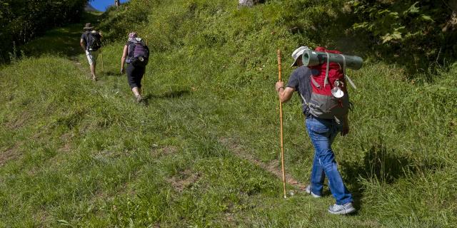 Pelerins sur le chemin de Saint Jacques de Compostelle aux abords de Lourdes