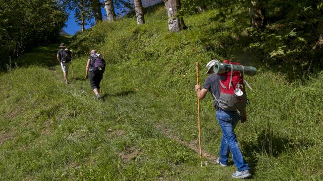 Pelerins sur le chemin de Saint Jacques de Compostelle aux abords de Lourdes