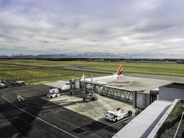 Aéroport de Pau, vue sur la chaîne Des Pyrénées