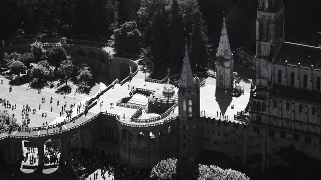 Vue aérienne de la Basilique Supérieure au Sanctuaire Notre Dame de Lourdes