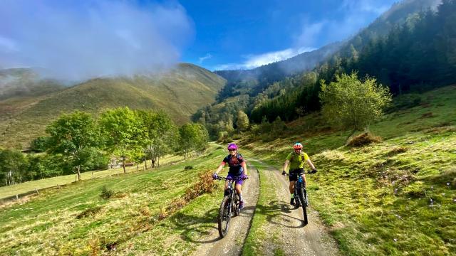 Vététistes en Vallées des Gaves aux portes de Lourdes