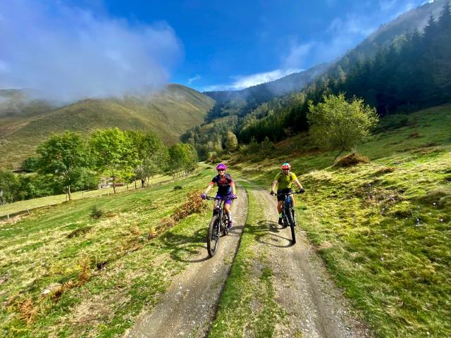 Vététistes en Vallées des Gaves aux portes de Lourdes