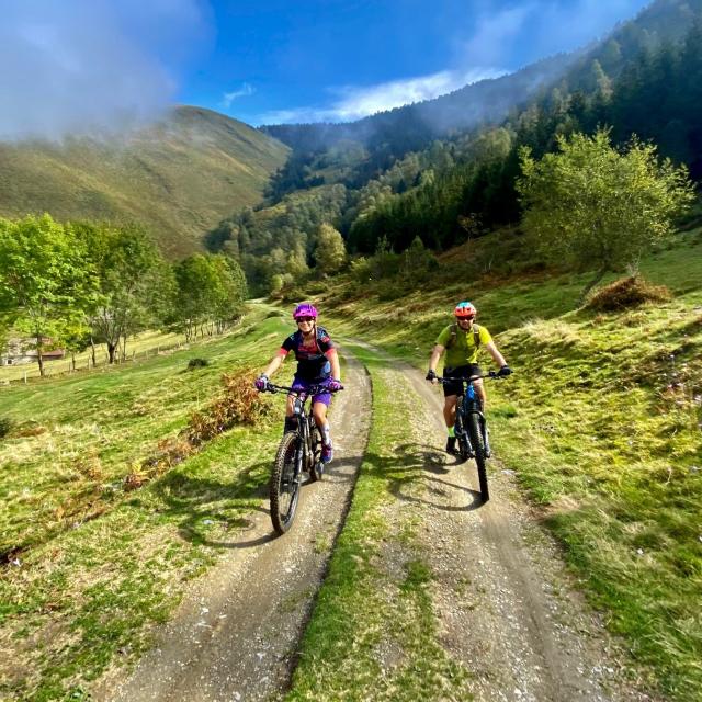 Vététistes en Vallées des Gaves aux portes de Lourdes