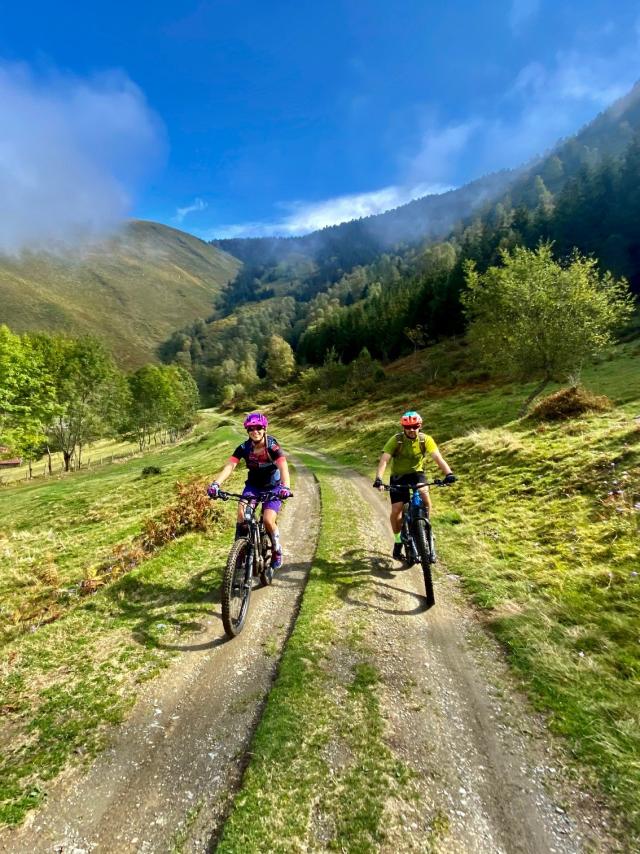 Vététistes en Vallées des Gaves aux portes de Lourdes