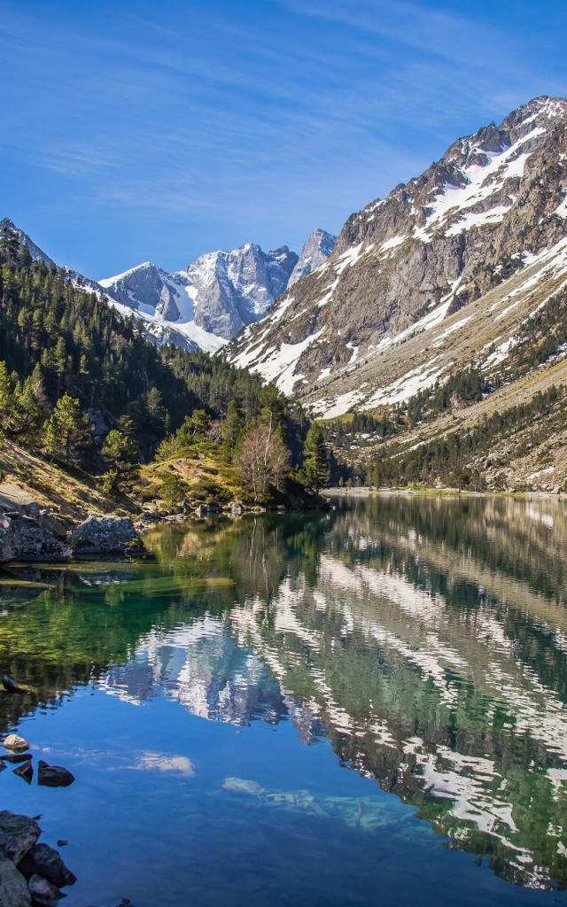 Reflets sur le lac de Gaube au dessus du Pont d'Espagne