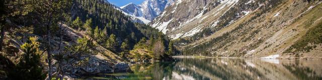 Reflets sur le lac de Gaube au dessus du Pont d'Espagne