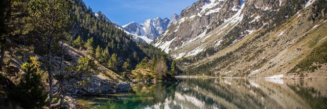 Reflets sur le lac de Gaube au dessus du Pont d'Espagne