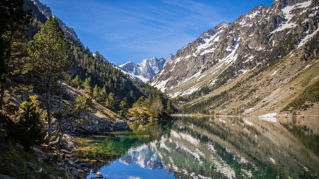 Reflets sur le lac de Gaube au dessus du Pont d'Espagne