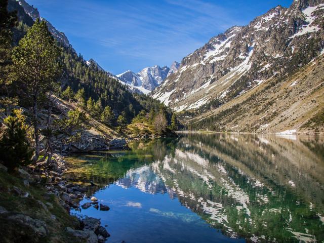 Reflets sur le lac de Gaube au dessus du Pont d'Espagne