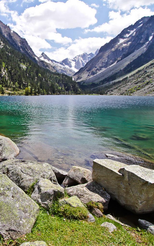 Vue du lac de Gaube au dessus de Cauterets dans les Hautes-Pyrénées