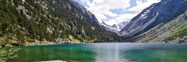 Vue du lac de Gaube au dessus de Cauterets dans les Hautes-Pyrénées