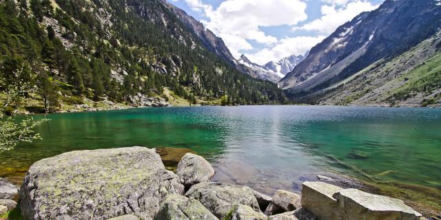 Vue du lac de Gaube au dessus de Cauterets dans les Hautes-Pyrénées