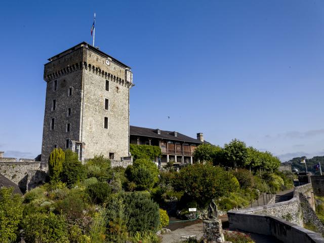 Le donjon du Château fort de Lourdes et son jardin botanique