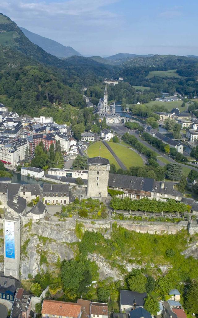 Vue aérienne du château fort de Lourdes et du Sanctuaire