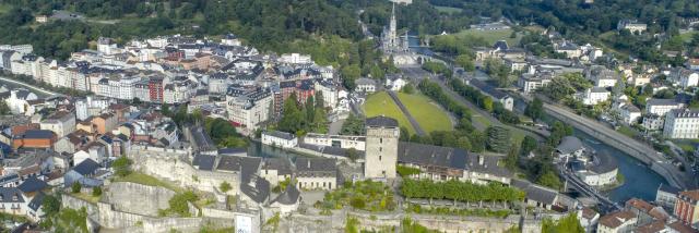 Vue aérienne du château fort de Lourdes et du Sanctuaire