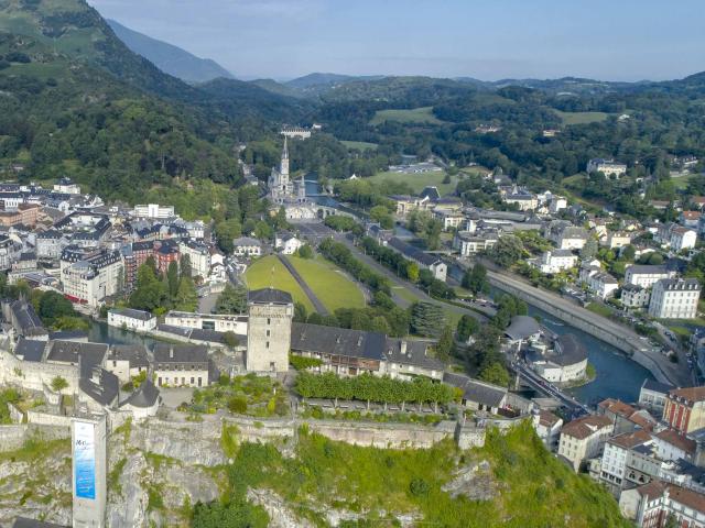 Vue aérienne du château fort de Lourdes et du Sanctuaire