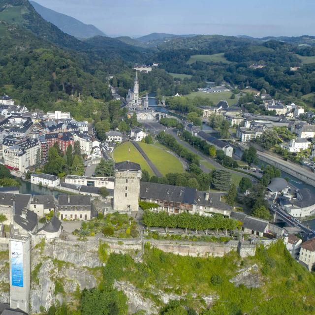 Vue aérienne du château fort de Lourdes et du Sanctuaire