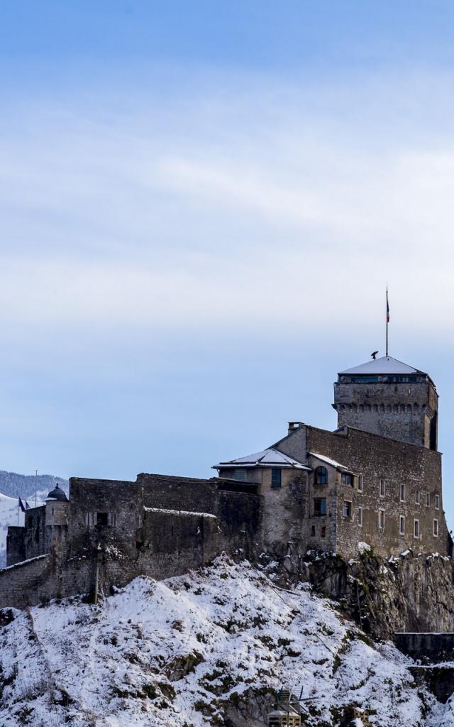 Le château fort de Lourdes sous la neige