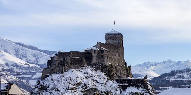 Le château fort de Lourdes sous la neige