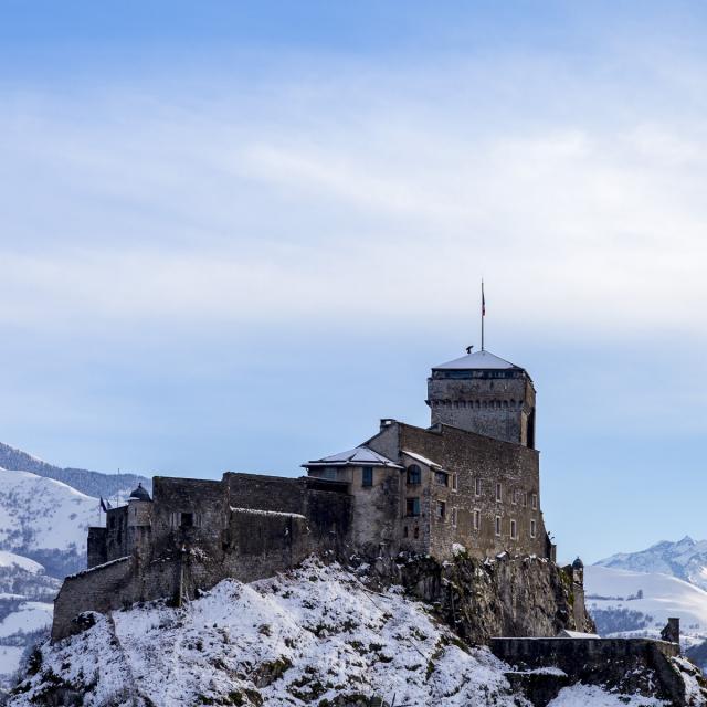 Le château fort de Lourdes sous la neige