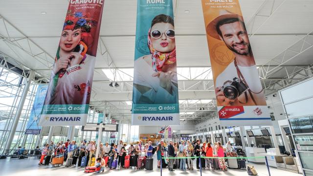 Hall de départ de l'aéroport Tarbes Lourdes Pyrénées