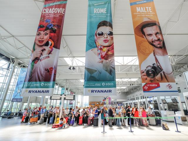 Hall de départ de l'aéroport Tarbes Lourdes Pyrénées