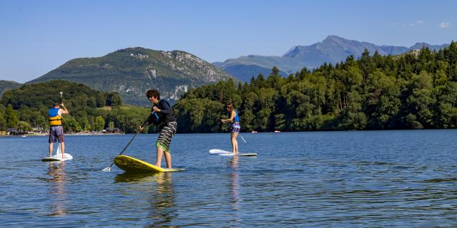 Stand up paddle au lac de Lourdes avec vue sur les Pyrénées