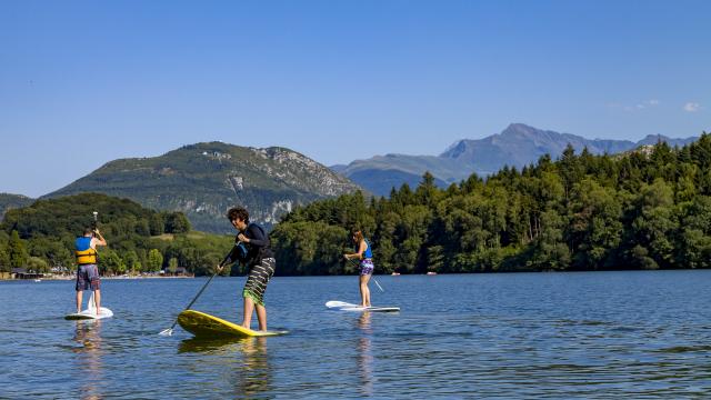 Stand up paddle au lac de Lourdes avec vue sur les Pyrénées