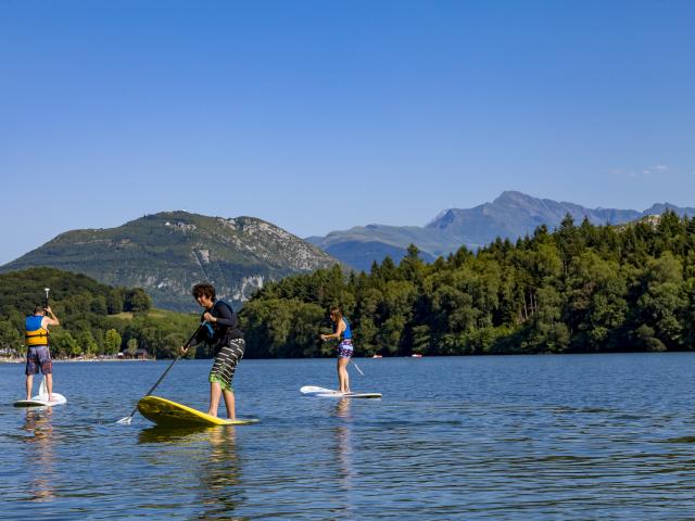 Stand up paddle au lac de Lourdes avec vue sur les Pyrénées