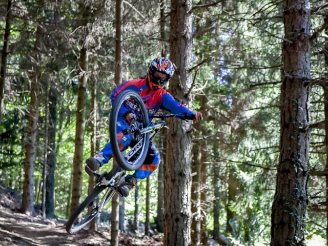 Saut en VTT dans les sous bois du Pic du Jer