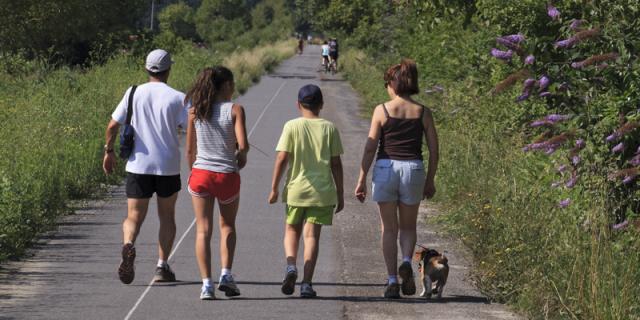 Marcheurs sur la Voie Verte des Gaves à Lourdes