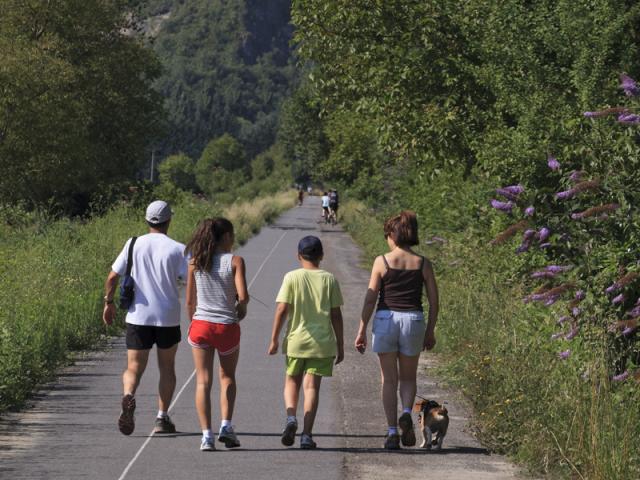 Marcheurs sur la Voie Verte des Gaves à Lourdes