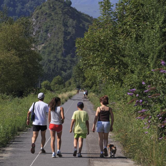 Marcheurs sur la Voie Verte des Gaves à Lourdes