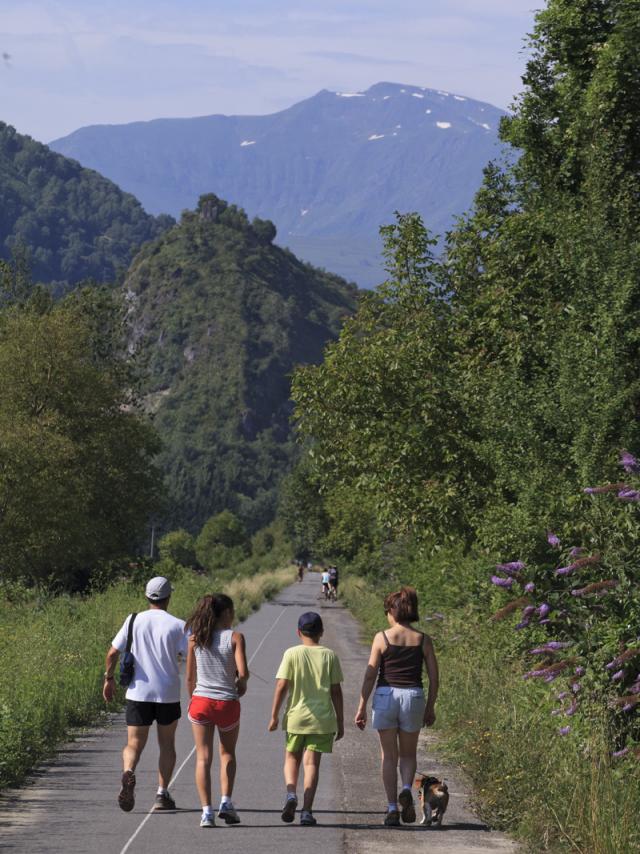 Marcheurs sur la Voie Verte des Gaves à Lourdes