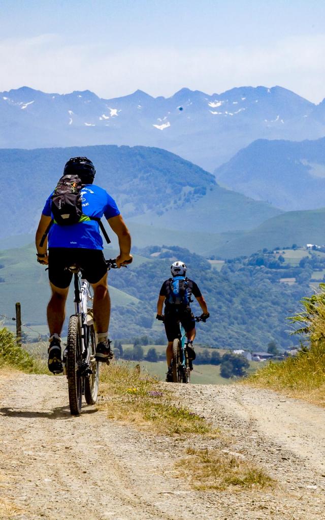 Vététistes sur les chemins du piémont pyrénéen