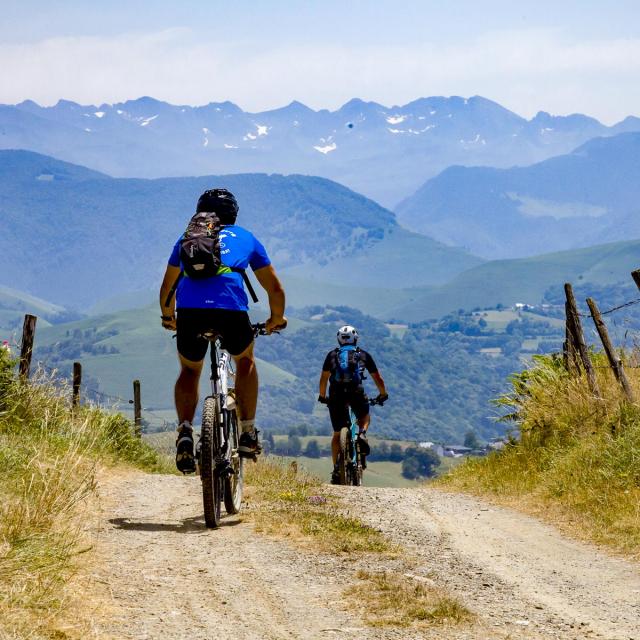 Vététistes sur les chemins du piémont pyrénéen