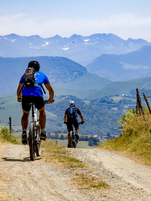 Vététistes sur les chemins du piémont pyrénéen