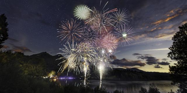 Feu d'artifice au lac de Lourdes