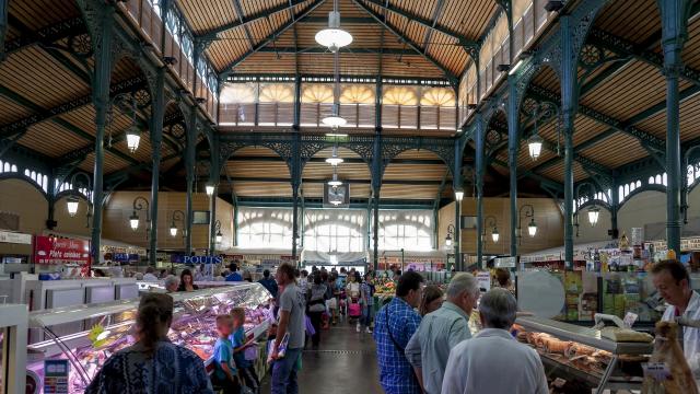 Jour de marché aux Halles de Lourdes