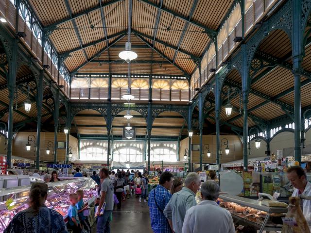 Jour de marché aux Halles de Lourdes